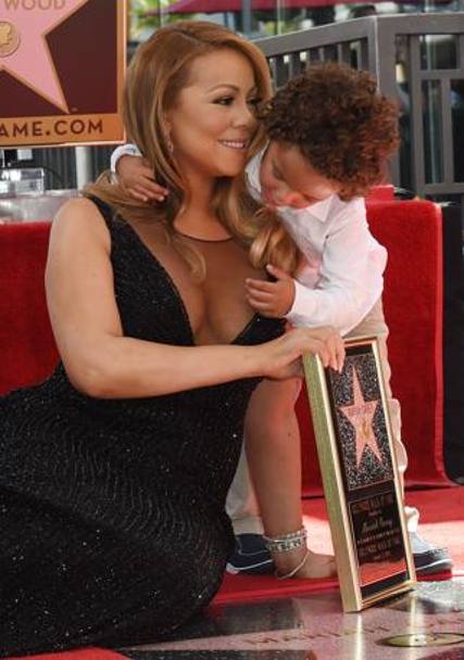 Sulla Walk of Fame di Hollywood brilla una nuova stella.  la numero 2556 e porta il nome di Mariah Carey. Ma la scena  stata rubata da uno dei due gemellini della popstar, che nel bel mezzo delle foto ufficiali ha cominciato a rovistare nel dcollet. (Afp)
